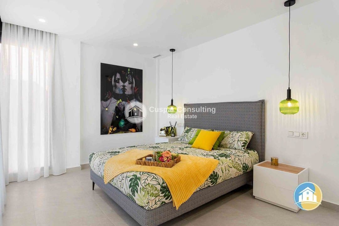 3 bedroom Villa for sale in Rojales with pool garage - € 549,000 (Ref: 9176978)