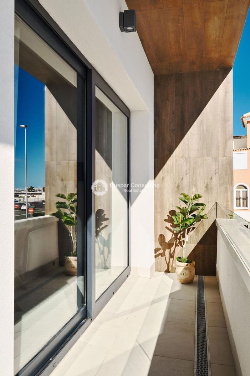 2 slaapkamer Penthouse te koop in Torrevieja met zwembad garage - € 410.000 (Ref: 9406056)