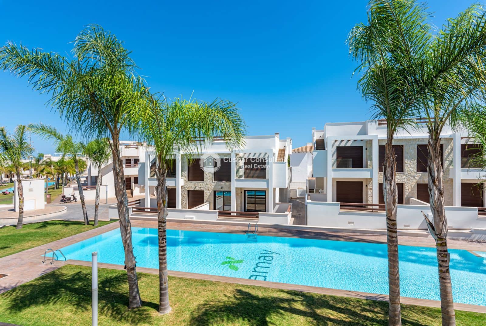 Ático de 2 habitaciones en Torrevieja en venta con piscina - 315.000 € (Ref: 9635154)