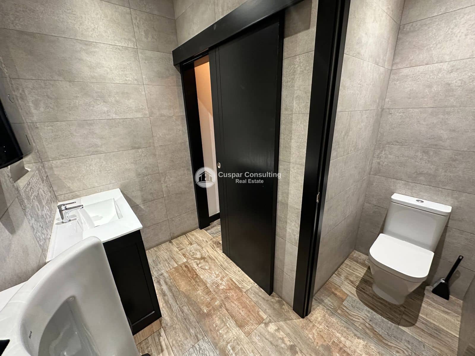 Commercial for sale in Los Alcazares - € 365,000 (Ref: 9748416)