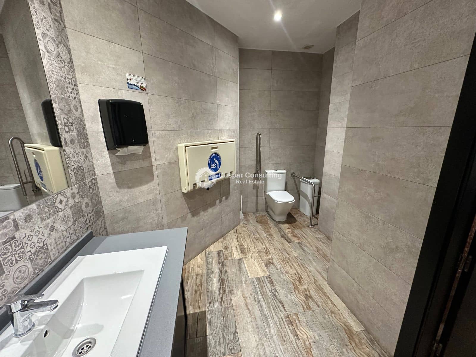 Commercial for sale in Los Alcazares - € 365,000 (Ref: 9748416)