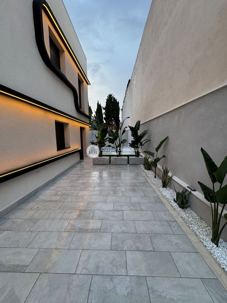 4 bedroom Villa for sale in Torre de la Horadada with pool garage - € 698,000 (Ref: 9752545)