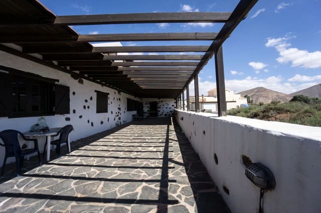 4 bedroom Finca/Country House for sale in La Oliva with garage - € 460,000 (Ref: 7486015)