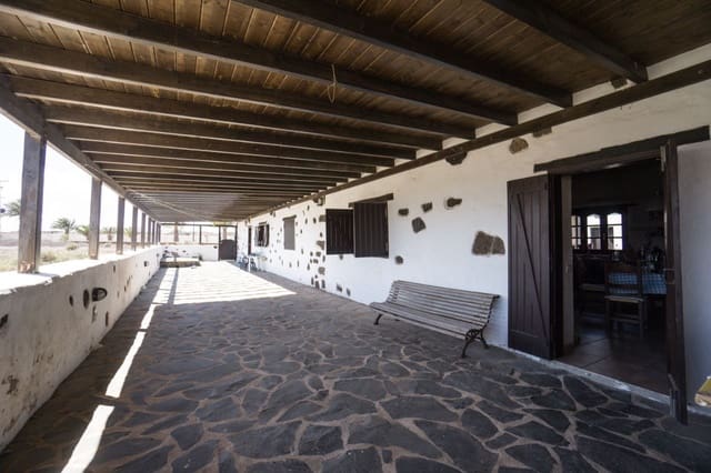 4 bedroom Finca/Country House for sale in La Oliva with garage - € 460,000 (Ref: 7486015)