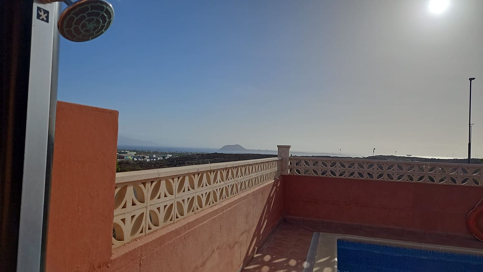 3 sypialnia Dom na sprzedaż w Corralejo z basenem garażem - 475 000 € (Ref: 8650961)