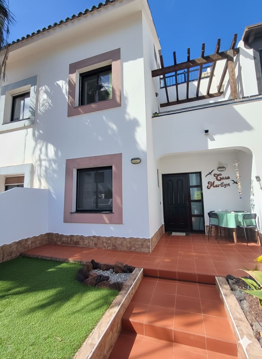 3 slaapkamer Rijtjeshuis te koop in Corralejo met zwembad garage - € 320.000 (Ref: 9386630)