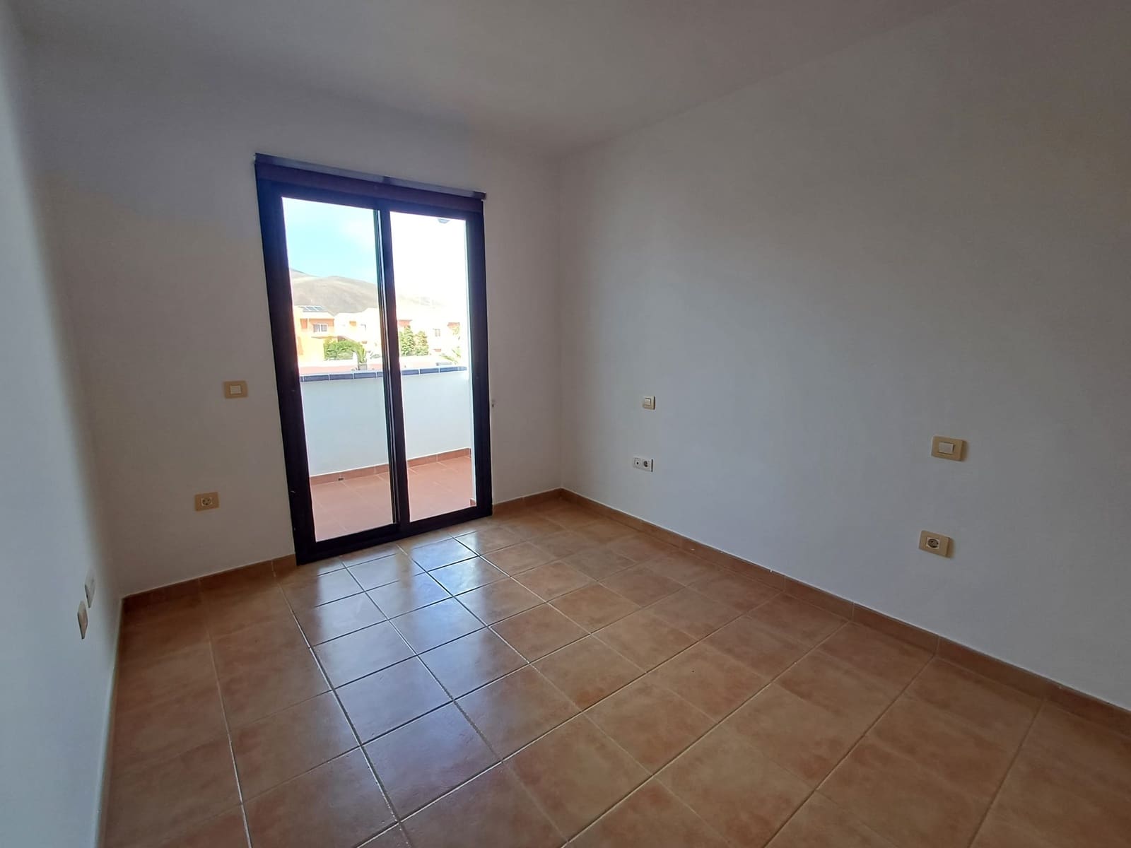 3 slaapkamer Rijtjeshuis te koop in Corralejo met zwembad garage - € 320.000 (Ref: 9386630)