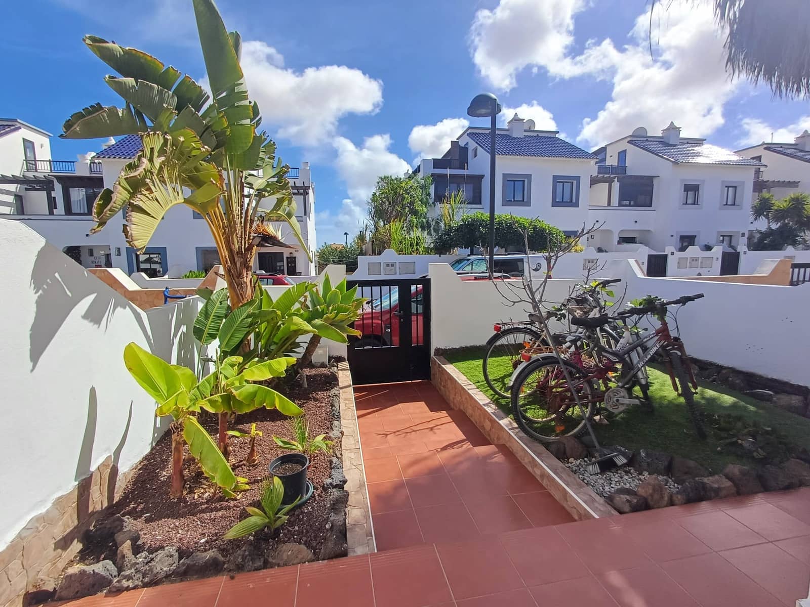 3 slaapkamer Rijtjeshuis te koop in Corralejo met zwembad garage - € 320.000 (Ref: 9386630)