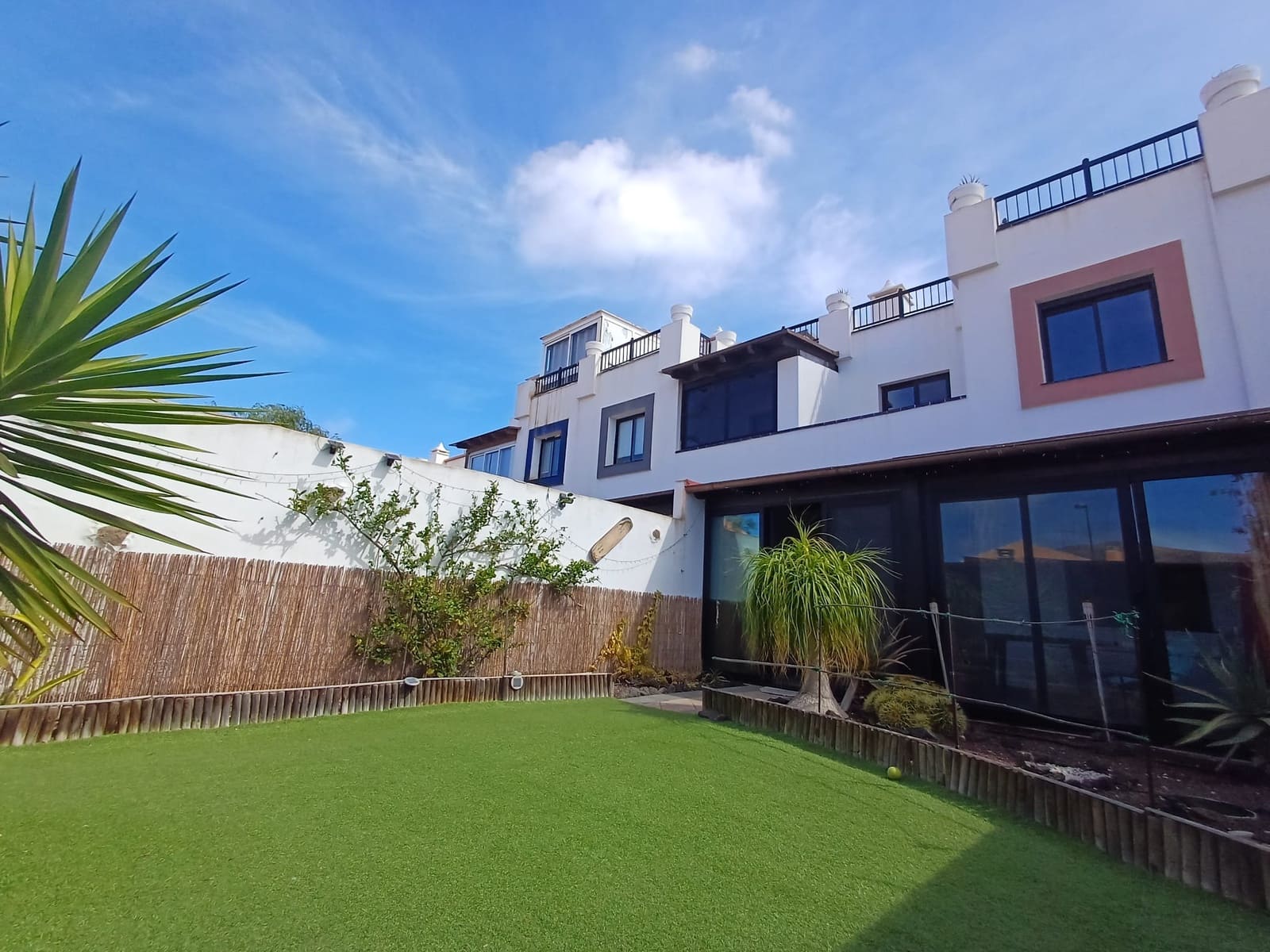 3 slaapkamer Rijtjeshuis te koop in Corralejo met zwembad garage - € 320.000 (Ref: 9386630)