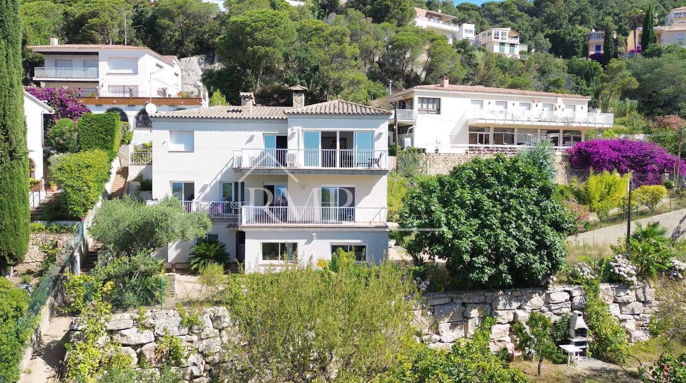 8 bedroom Villa for sale in Lloret de Mar with garage - € 749,000 (Ref: 8861330)