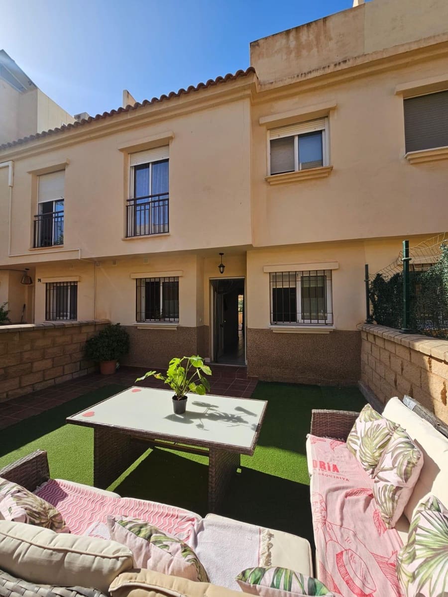 Adosado de 4 habitaciones en Vélez-Málaga en venta con piscina - 335.000 € (Ref: 9310843)