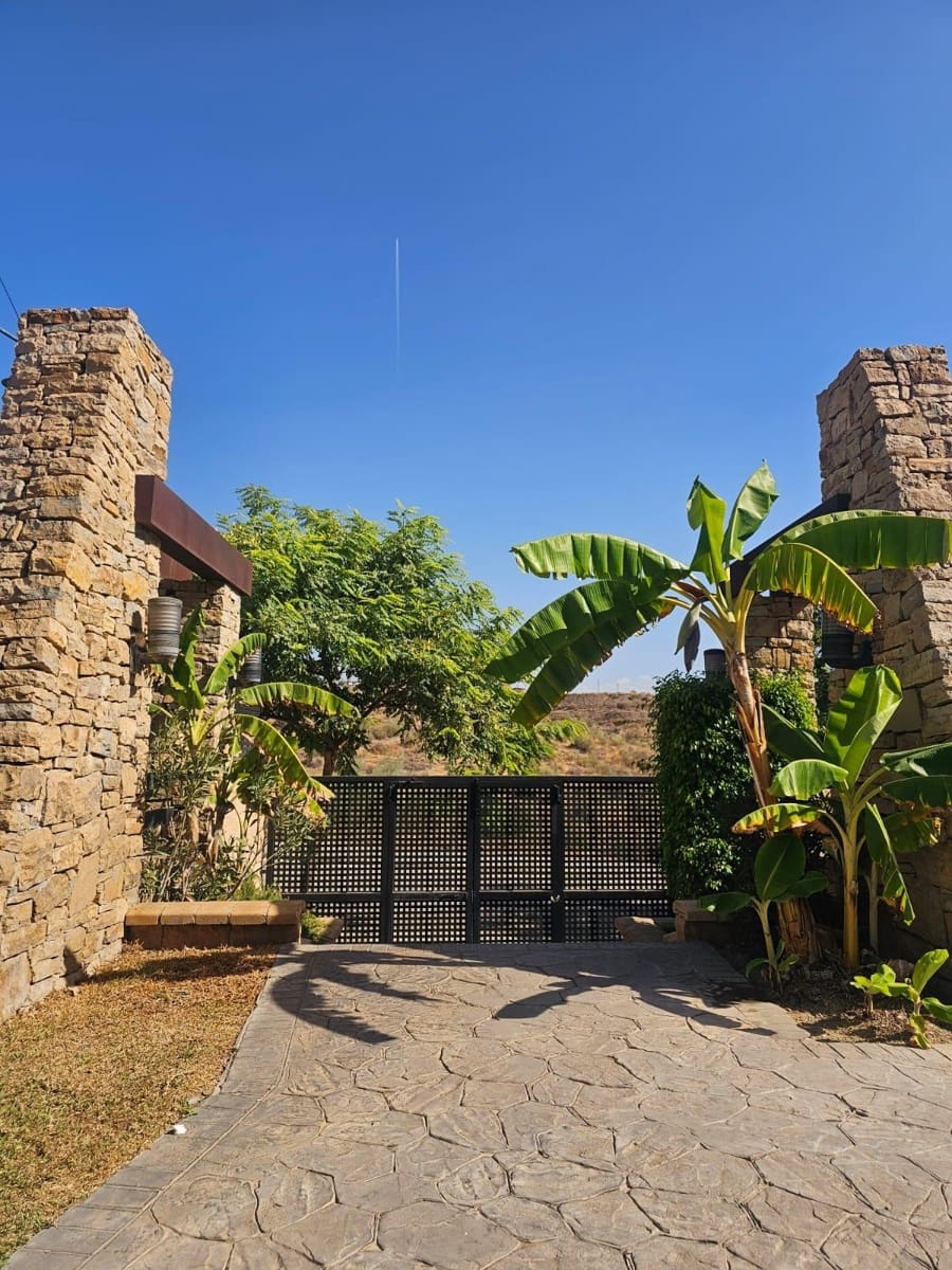 Adosado de 4 habitaciones en Vélez-Málaga en venta con piscina - 335.000 € (Ref: 9310843)