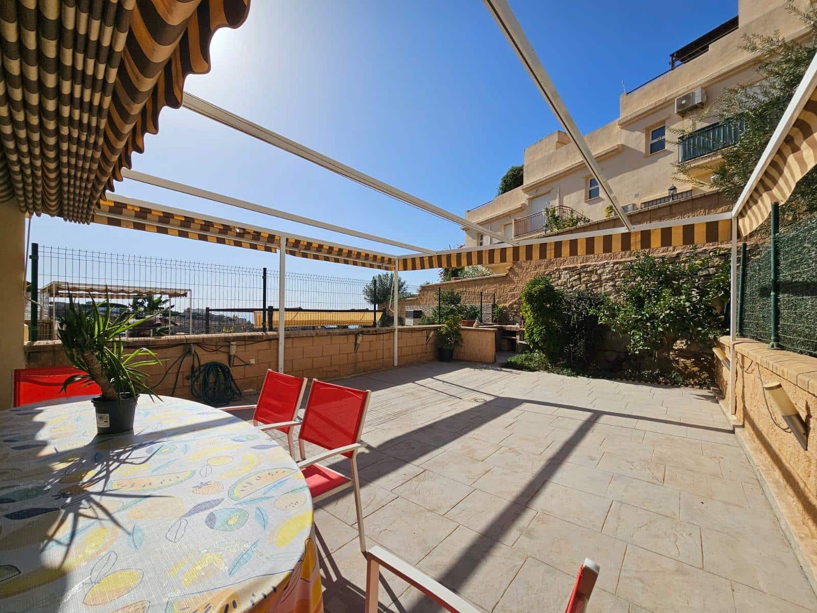 Adosado de 4 habitaciones en Vélez-Málaga en venta con piscina - 335.000 € (Ref: 9310843)