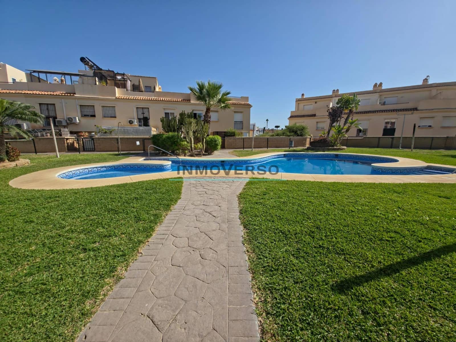 Adosado de 4 habitaciones en Vélez-Málaga en venta con piscina - 335.000 € (Ref: 9310843)