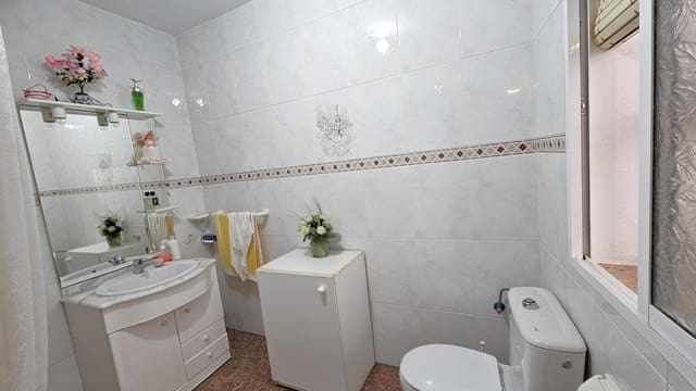 5 makuuhuone Omakotitalo myytävänä paikassa Benamargosa - 110 000 € (Ref: 9427142)