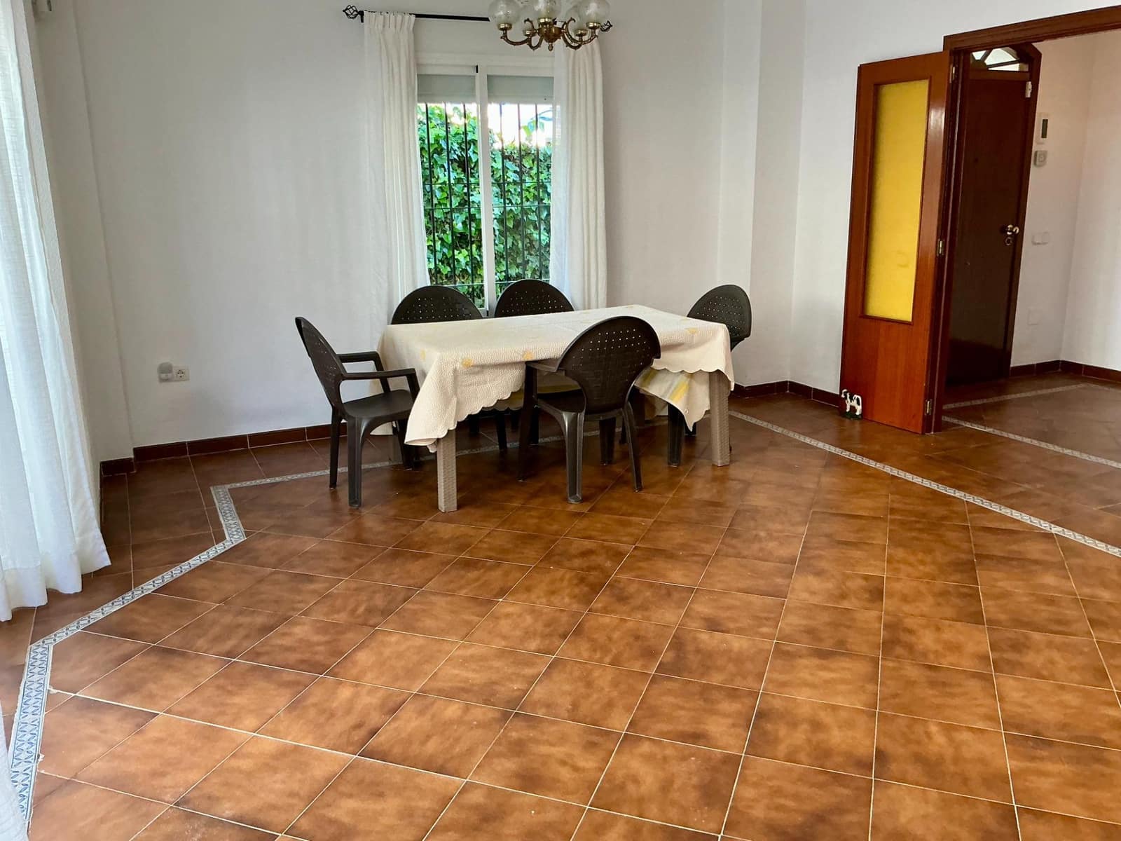 4 sypialnia Willa do wynajęcia w Rincon de la Victoria z garażem - 2 000 € (Ref: 9530471)