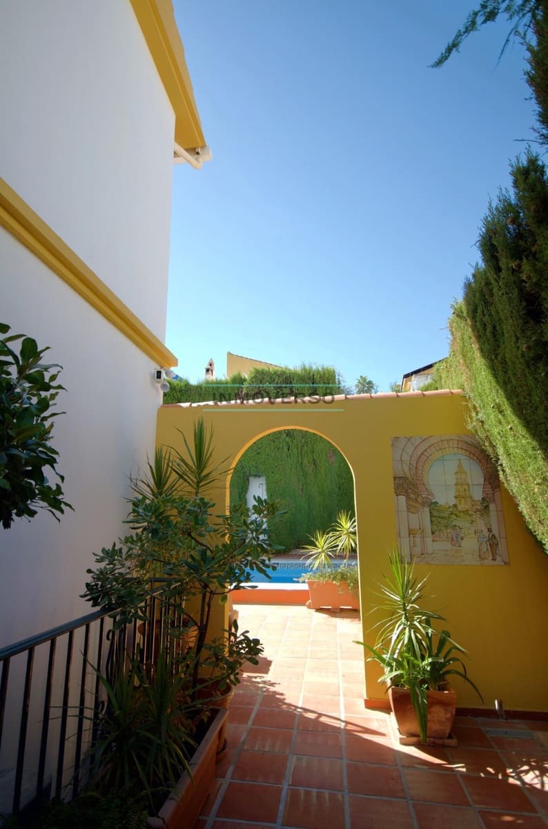 5 soverom Villa til salgs i Torre del Mar med svømmebasseng garasje - € 820 000 (Ref: 9836641)