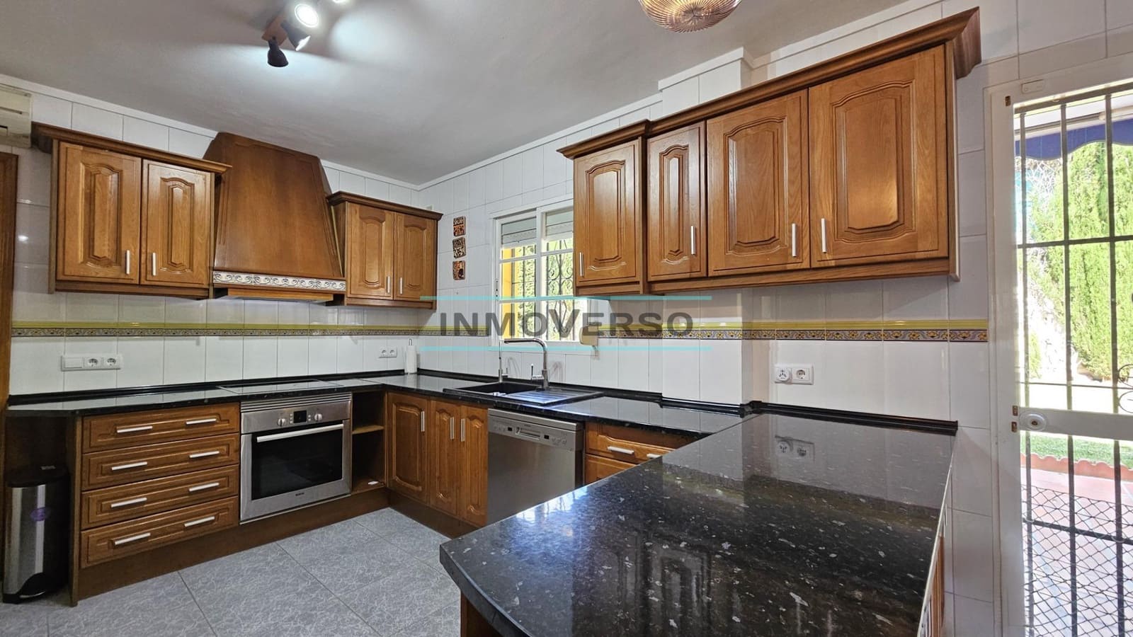 5 makuuhuone Huvila myytävänä paikassa Torre del Mar mukana uima-altaan 
autotalli - 795 000 € (Ref: 9836641)