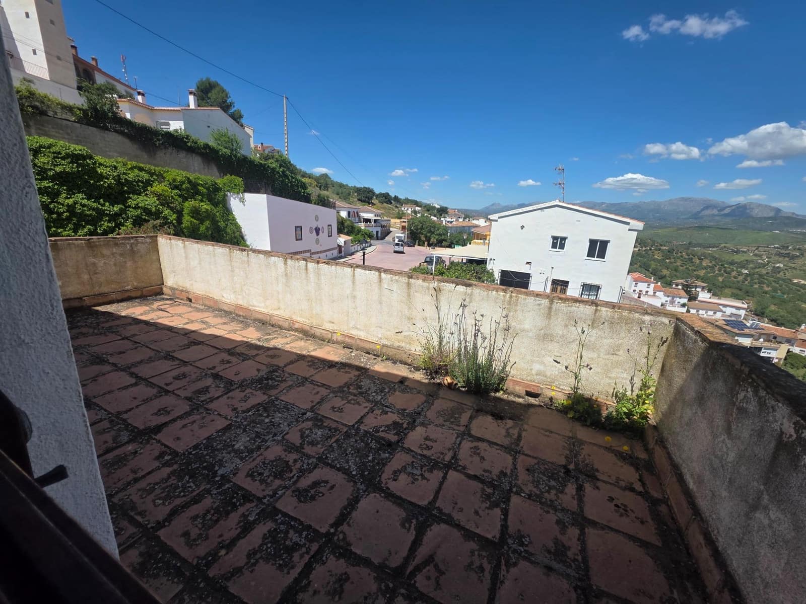 12 bedroom Hotel for sale in Vinuela - € 450,000 (Ref: 9884749)