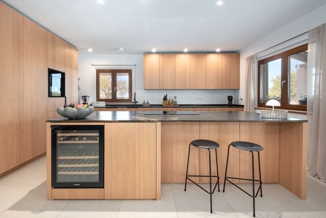 5 soveværelse Finca/Landehus til salg i Llucmajor med swimmingpool garage - € 2.200.000 (Ref: 9135097)