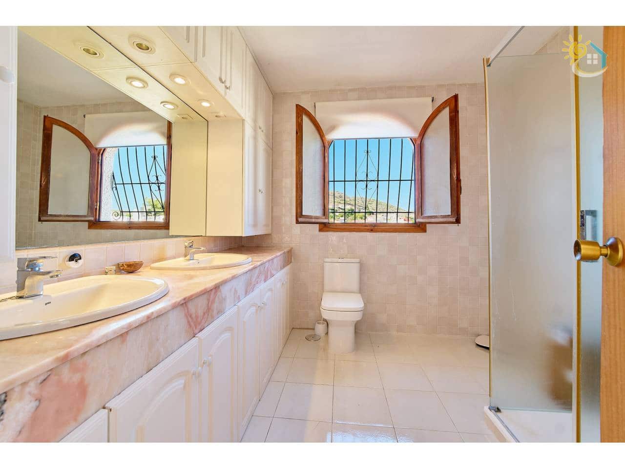 4 slaapkamer Villa te koop in El Campello met zwembad garage - € 650.000 (Ref: 10085341)
