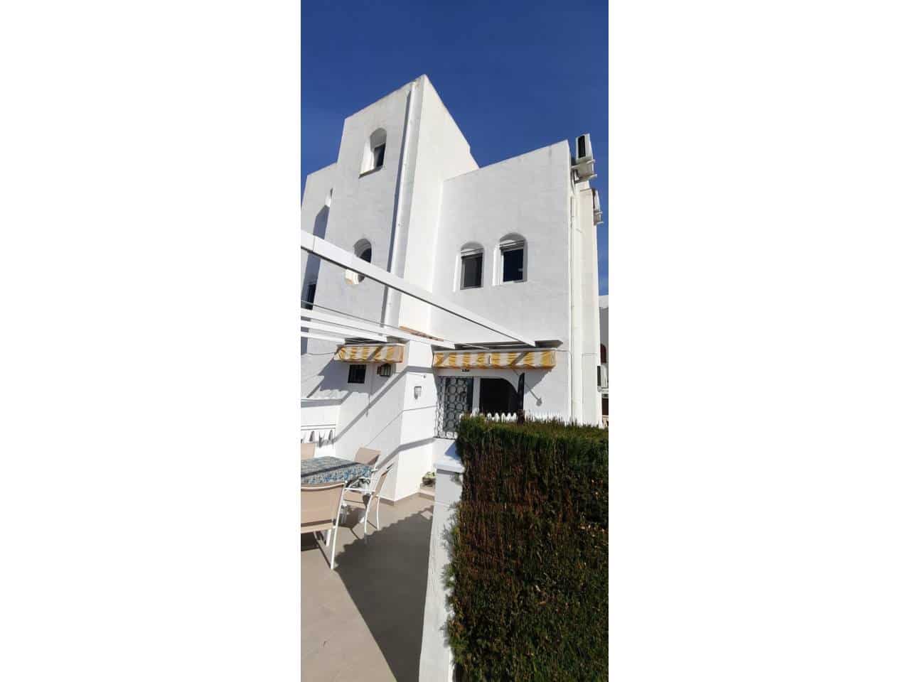 3 soveværelse Bungalow til salg i El Campello med swimmingpool garage - € 259.950 (Ref: 9921594)