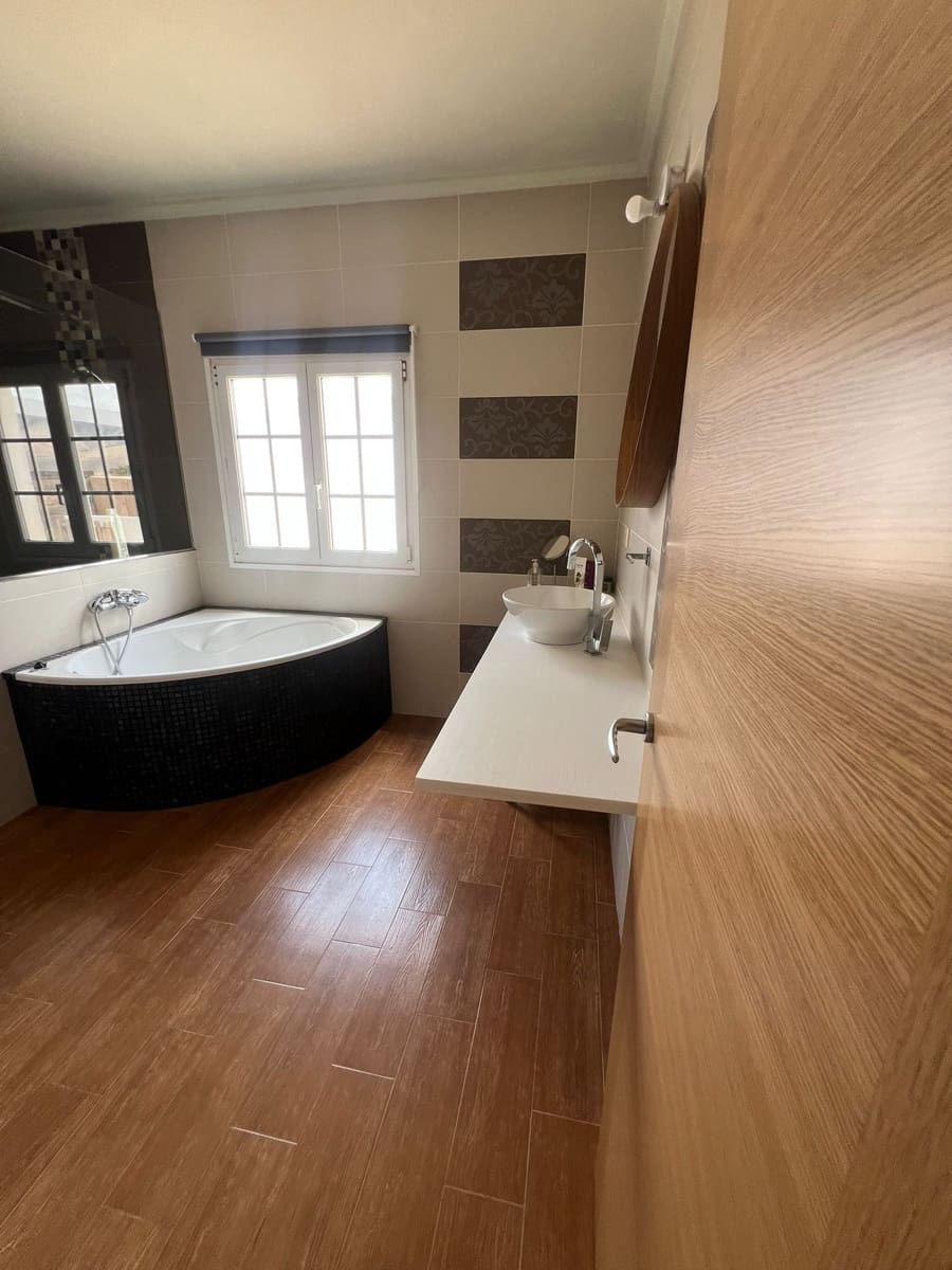 3 slaapkamer Finca/Landhuis te koop in Puerto del Rosario met garage - € 325.000 (Ref: 9042029)