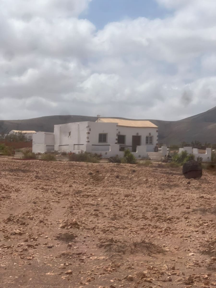 3 slaapkamer Finca/Landhuis te koop in Puerto del Rosario met garage - € 325.000 (Ref: 9042029)