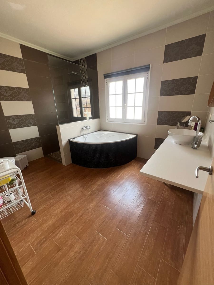 3 slaapkamer Finca/Landhuis te koop in Puerto del Rosario met garage - € 325.000 (Ref: 9042029)