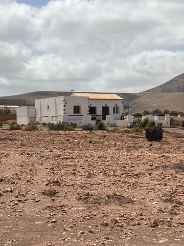 3 bedroom Finca/Country House for sale in Puerto del Rosario with garage - € 325,000 (Ref: 9042029)