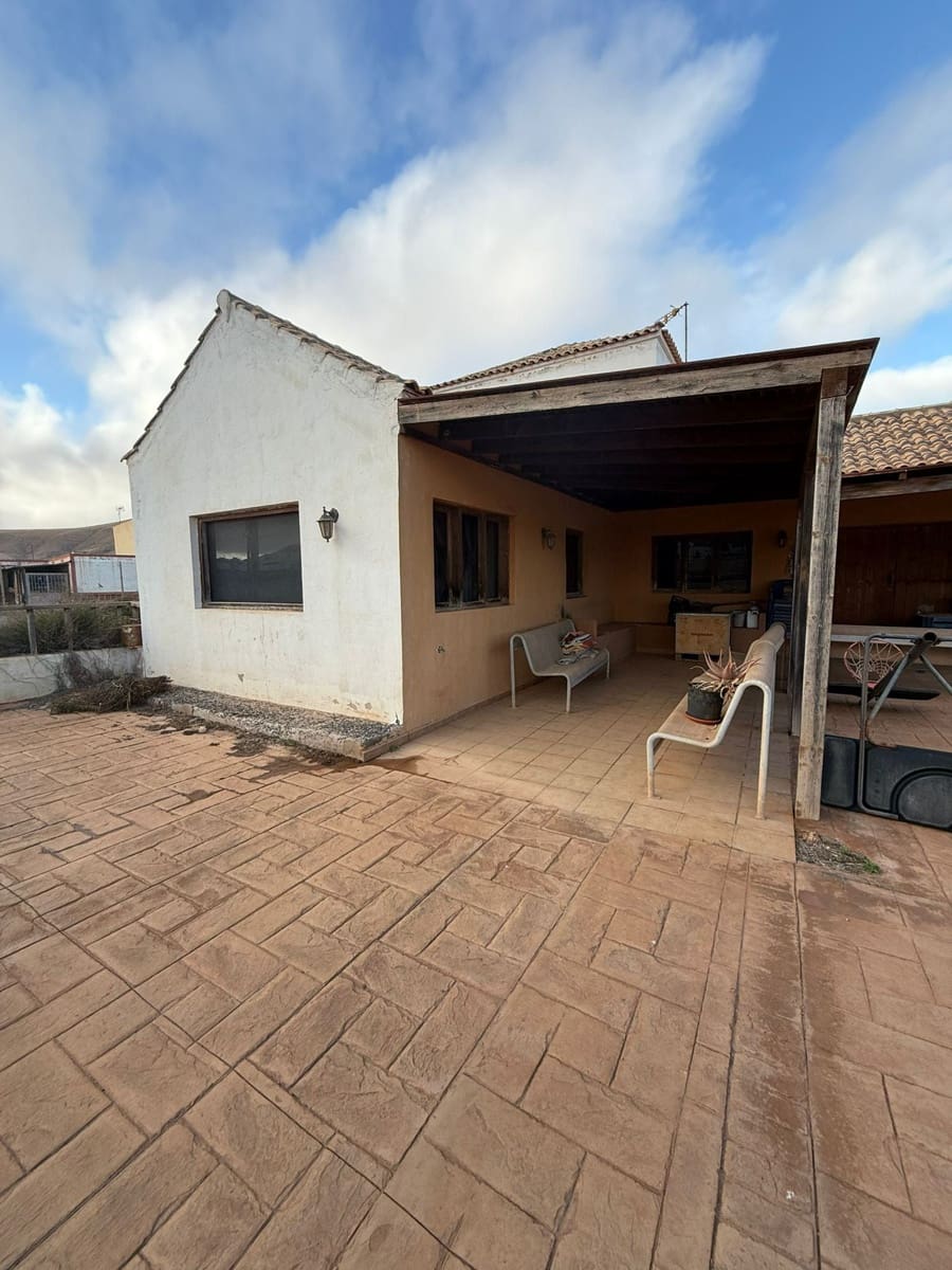 3 soveværelse Byhus til salg i Puerto del Rosario med swimmingpool - € 320.000 (Ref: 9300553)