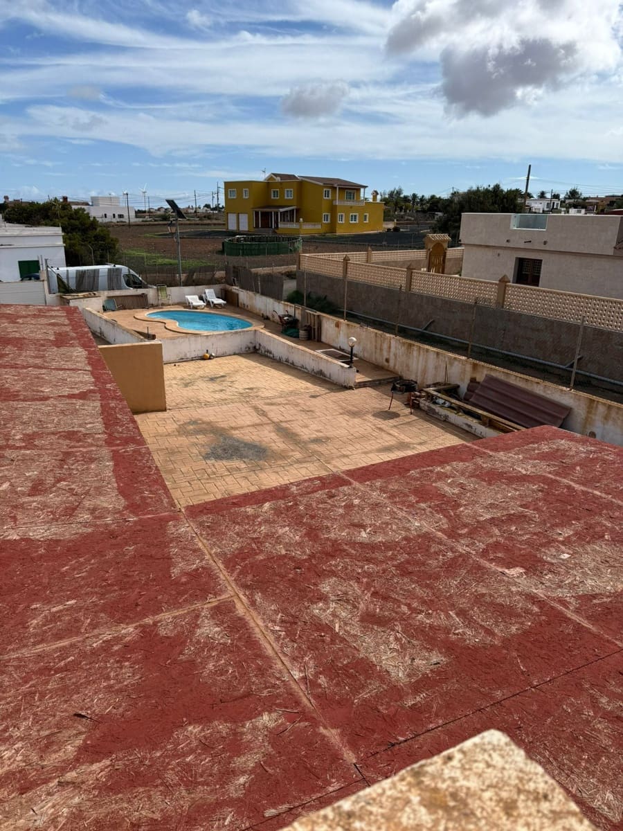 3 soveværelse Byhus til salg i Puerto del Rosario med swimmingpool - € 320.000 (Ref: 9300553)