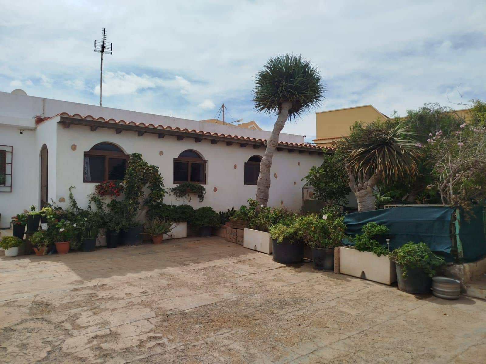 4 bedroom Villa for sale in Antigua with garage - € 290,000 (Ref: 9326039)