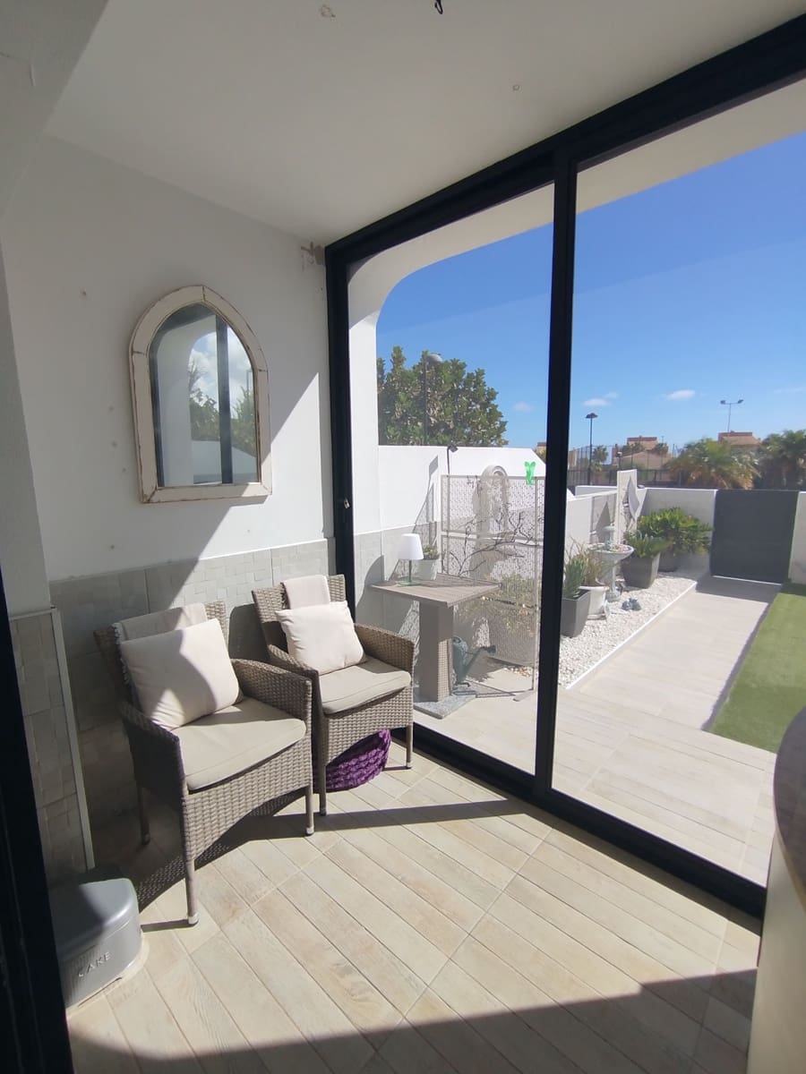 4 slaapkamer Halfvrijstaande villa te koop in Corralejo met zwembad garage - € 349.950 (Ref: 9355696)