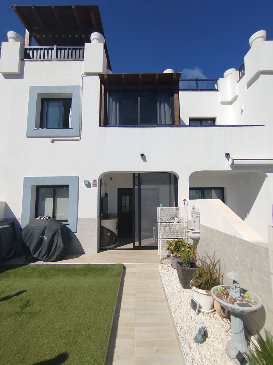 4 slaapkamer Halfvrijstaande villa te koop in Corralejo met zwembad garage - € 349.950 (Ref: 9355696)