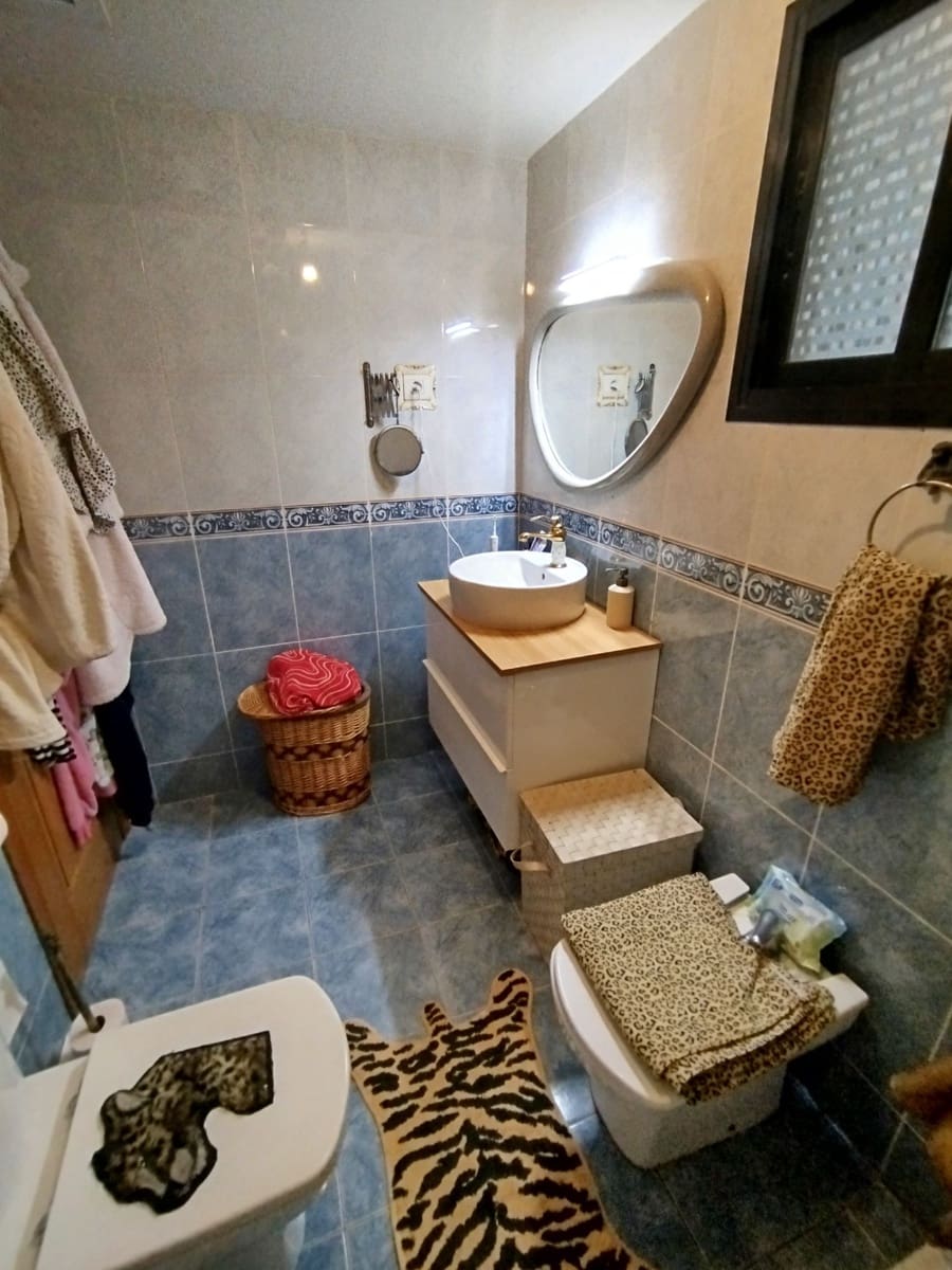 4 slaapkamer Halfvrijstaande villa te koop in Corralejo met zwembad garage - € 349.950 (Ref: 9355696)