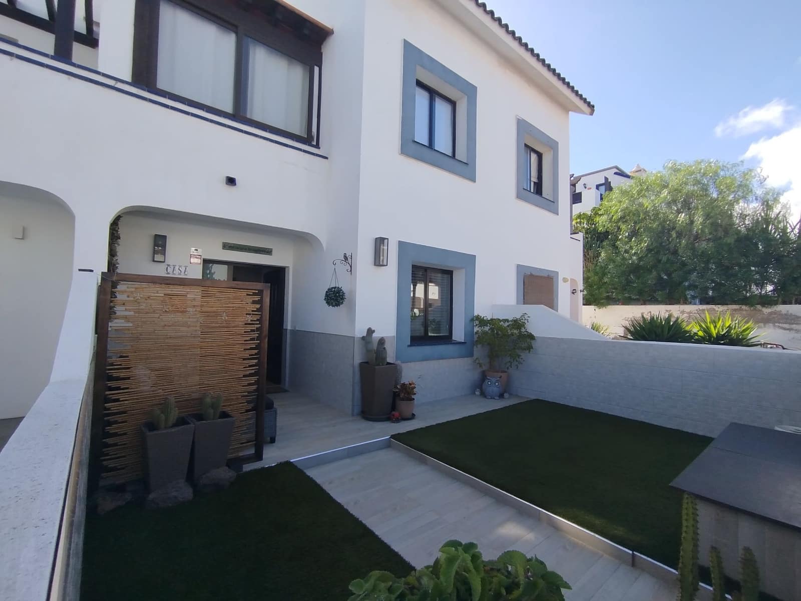 4 slaapkamer Halfvrijstaande villa te koop in Corralejo met zwembad garage - € 349.950 (Ref: 9355696)