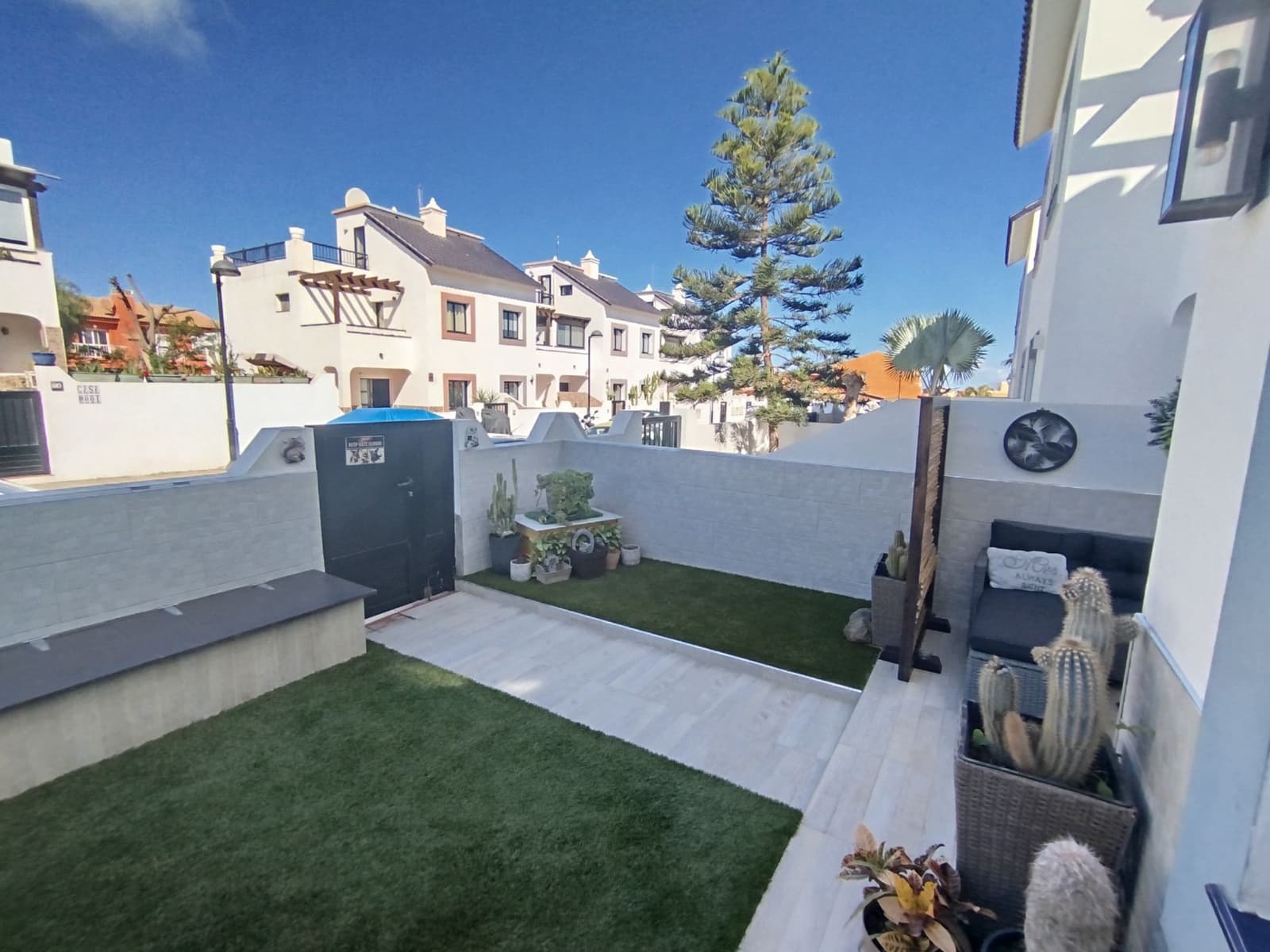 4 slaapkamer Halfvrijstaande villa te koop in Corralejo met zwembad garage - € 349.950 (Ref: 9355696)