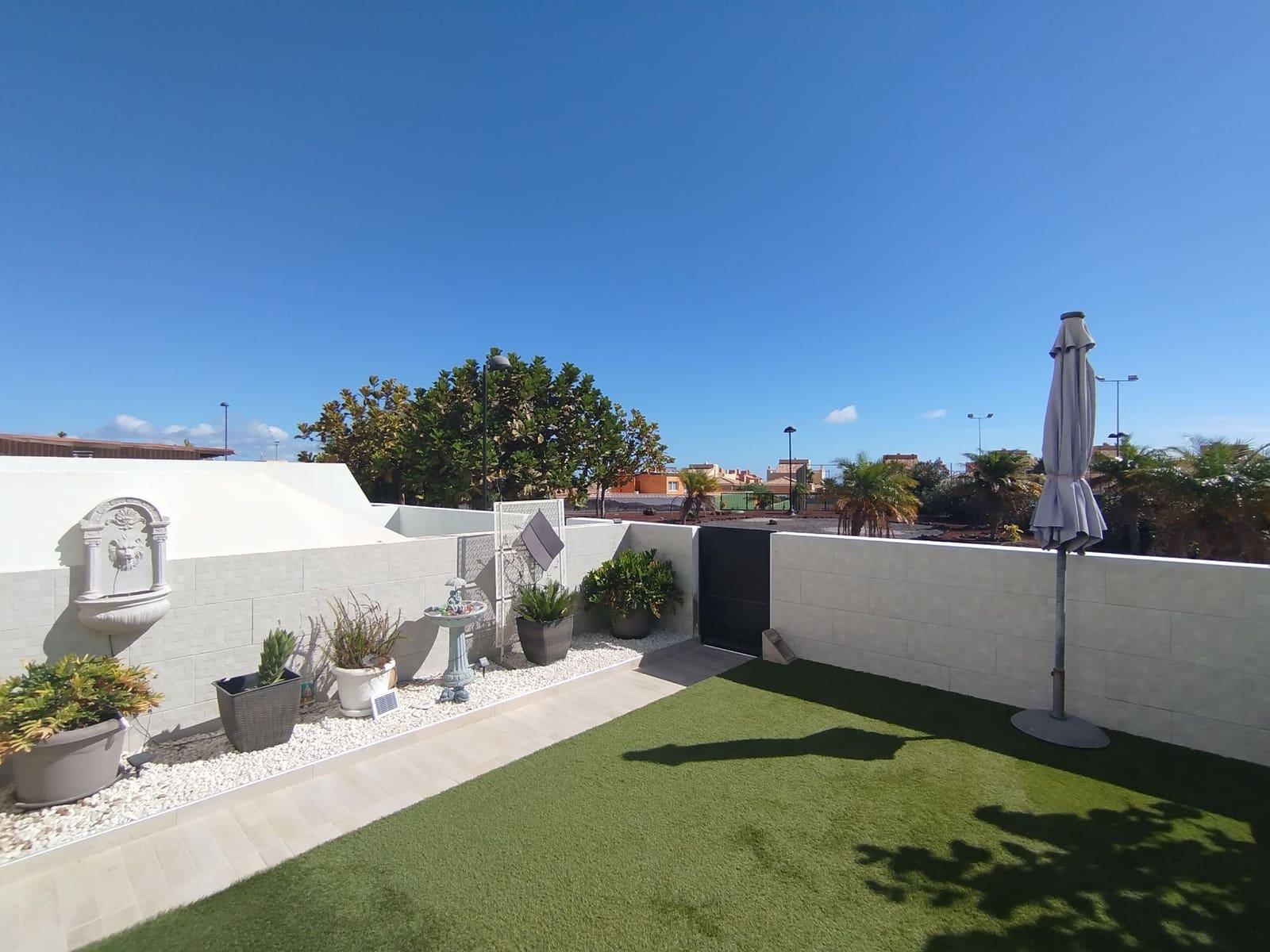 4 slaapkamer Halfvrijstaande villa te koop in Corralejo met zwembad garage - € 349.950 (Ref: 9355696)