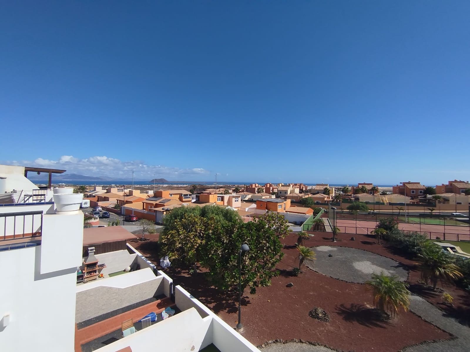 4 slaapkamer Halfvrijstaande villa te koop in Corralejo met zwembad garage - € 349.950 (Ref: 9355696)