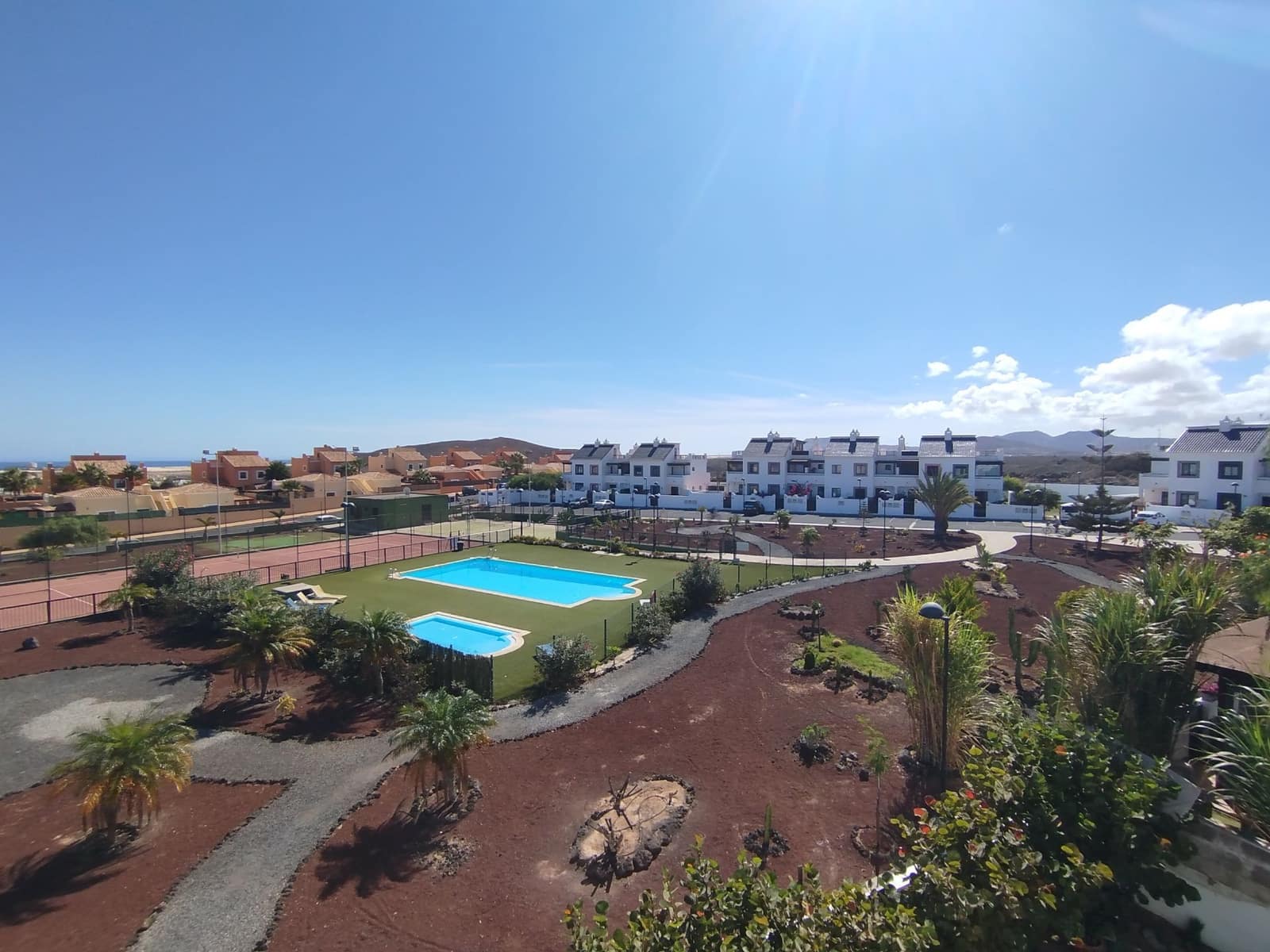 4 slaapkamer Halfvrijstaande villa te koop in Corralejo met zwembad garage - € 349.950 (Ref: 9355696)