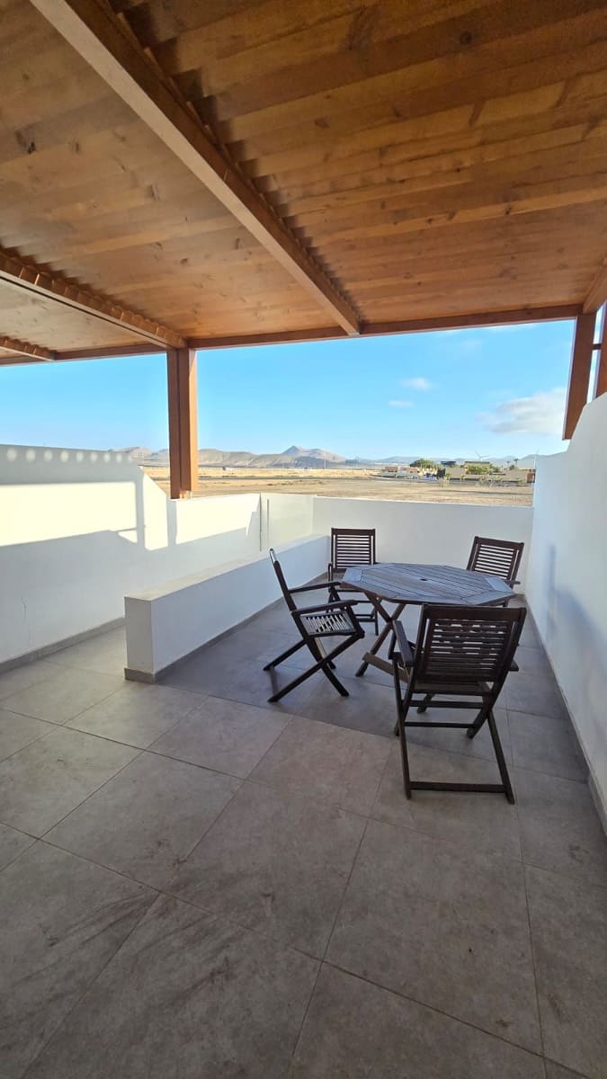 2 bedroom Semi-detached Villa for sale in Corralejo - € 280,000 (Ref: 9568113)