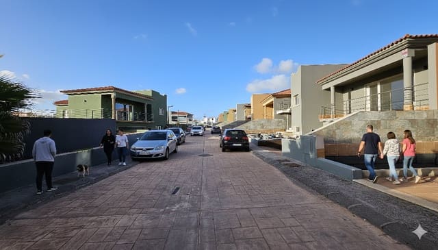 3 soveværelse Villa til salg i Costa de Antigua, Antigua med swimmingpool garage - € 365.000 (Ref: 9620788)