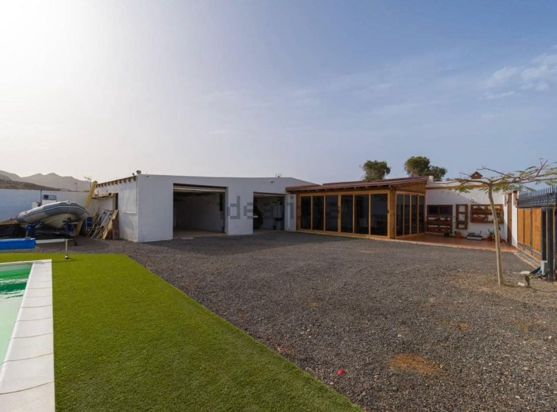 2 soveværelse Villa til salg i Tuineje med swimmingpool garage - € 347.000 (Ref: 9658401)