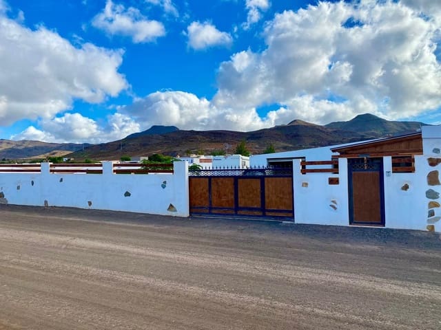 2 soveværelse Villa til salg i Tuineje med swimmingpool garage - € 347.000 (Ref: 9658401)