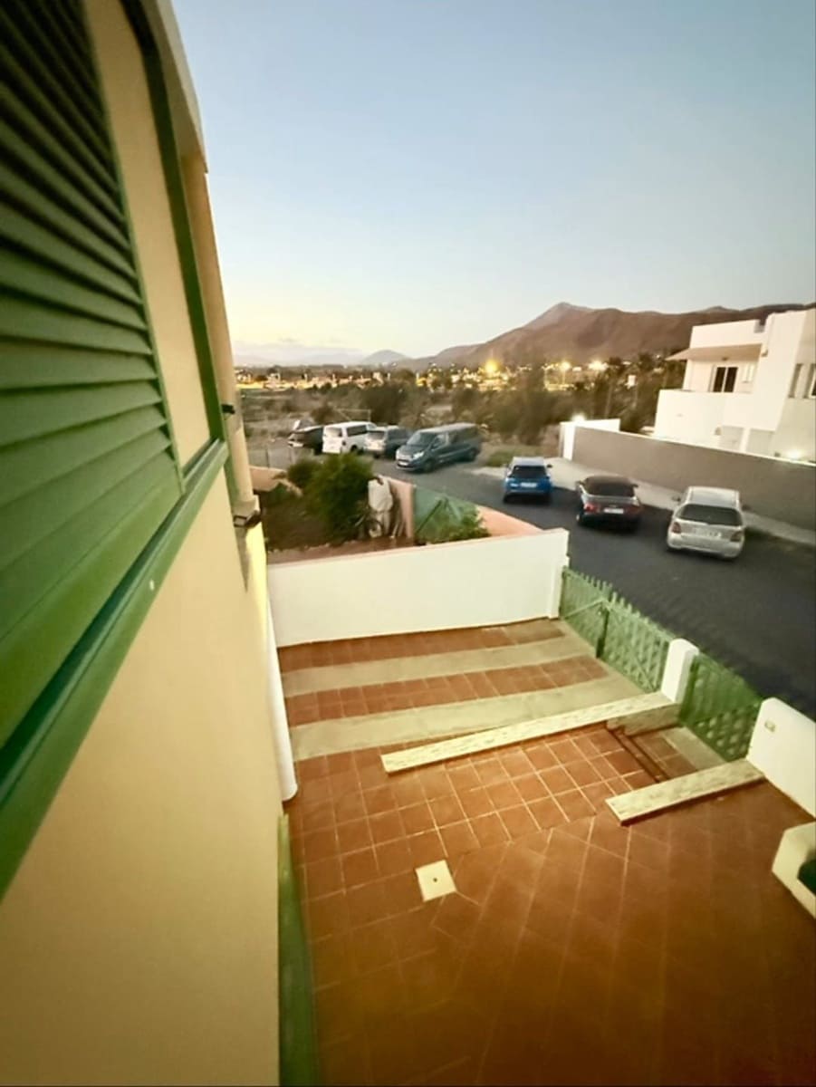 3 bedroom Semi-detached Villa for rent in Tarajalejo with garage - € 1,500 (Ref: 9893772)
