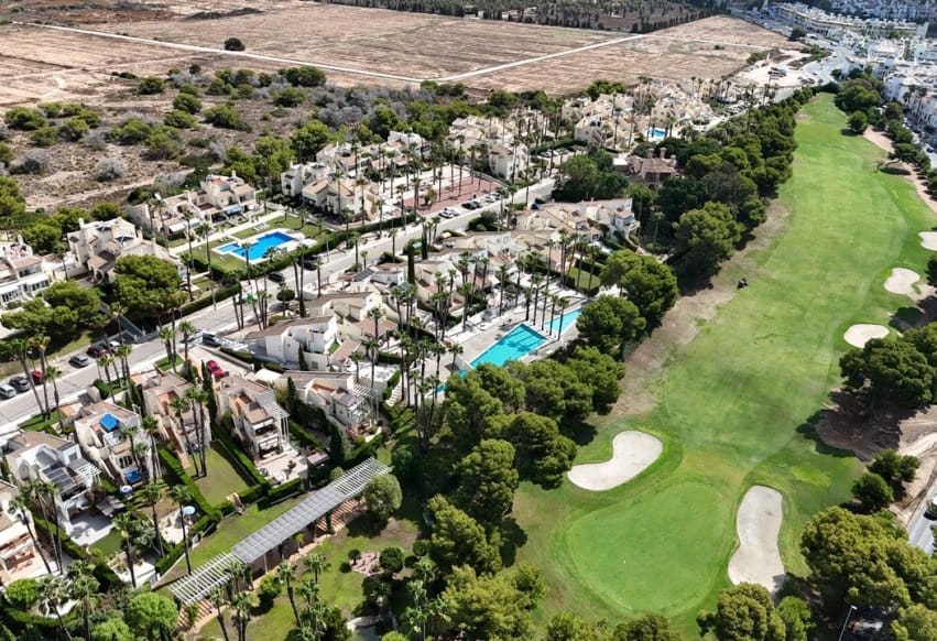 3 soveværelse Villa til salg i Villamartin med swimmingpool - € 524.995 (Ref: 10006860)