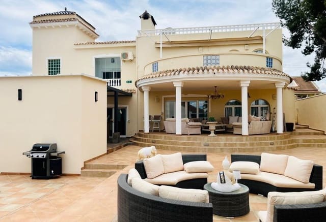 Chalet de 4 habitaciones en San Miguel de Salinas en venta con piscina - 799.000 € (Ref: 10023150)