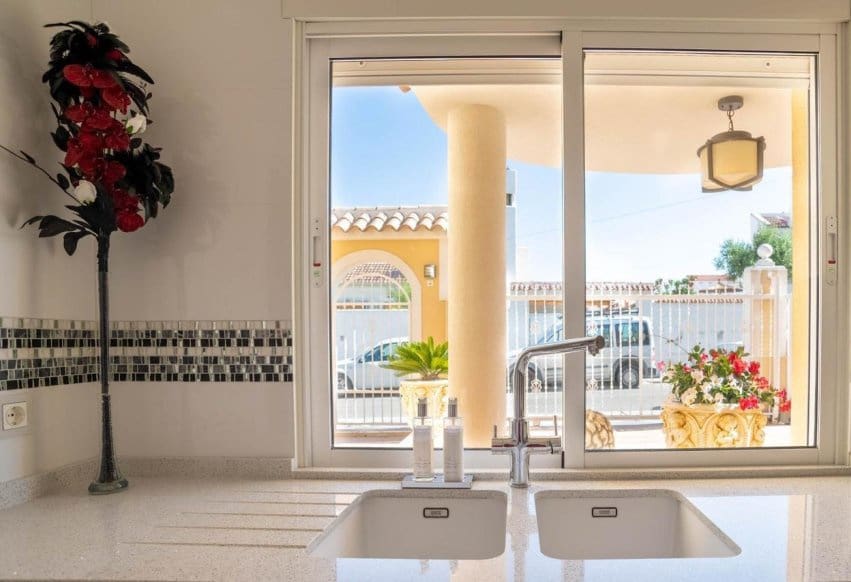Chalet de 4 habitaciones en San Miguel de Salinas en venta con piscina - 799.000 € (Ref: 10023150)