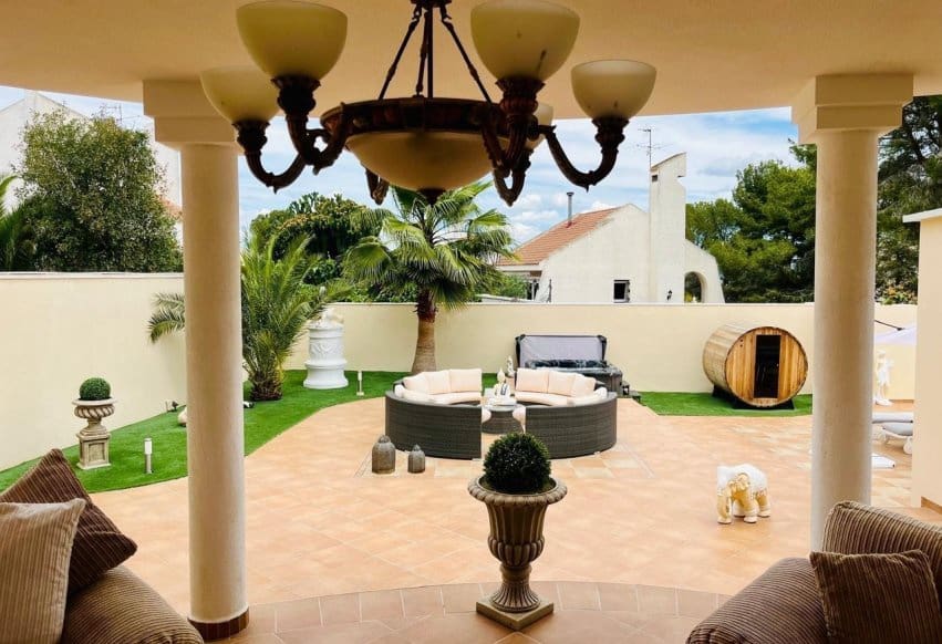 Chalet de 4 habitaciones en San Miguel de Salinas en venta con piscina - 799.000 € (Ref: 10023150)